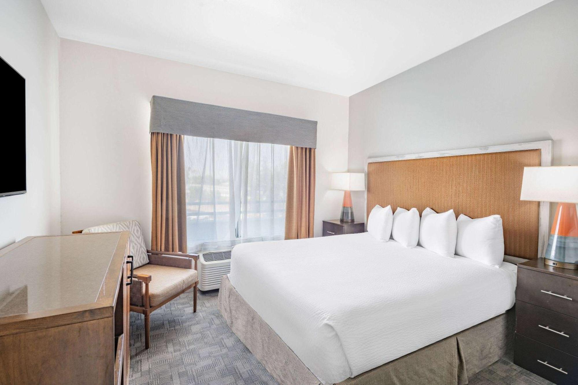 Готель Ramada By Wyndham Бейкерсфілд Екстер'єр фото