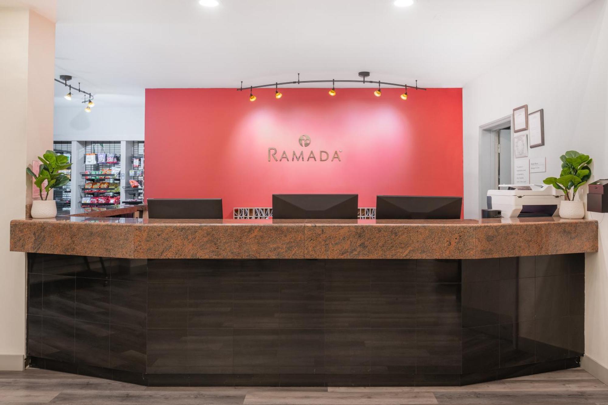 Готель Ramada By Wyndham Бейкерсфілд Екстер'єр фото